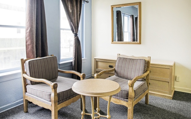 OYO Cameron Historic Hotel Brownsville I-69E