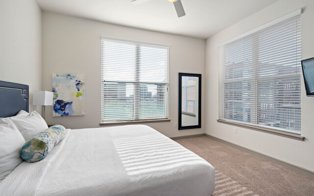 Downtown Location- Parking, Gym, Pool! Modern, Deep Cleaned Apt!