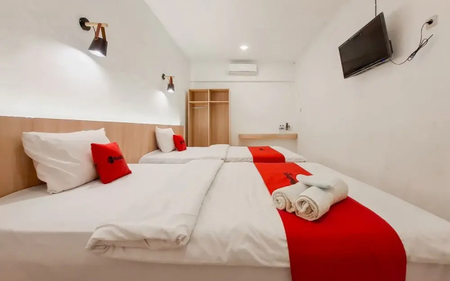 RedDoorz at Grand Mirza Near Pasar Grosir Batik Setono Pekalongan