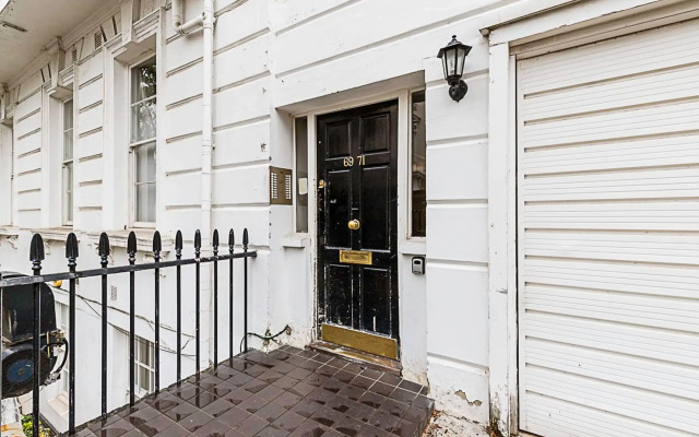 Beautiful Two Bedroom Abode Near Victoria