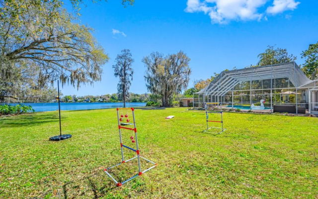 Exquisite Bayview Villa With Pool and Games!