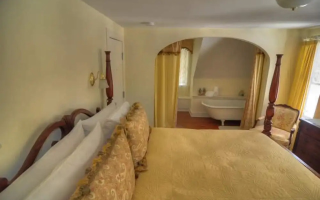 RiverWood Inn