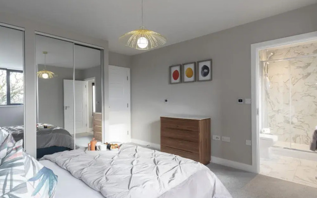 Elliot Oliver - Stunning 3 Bedroom Penthouse With Large Terrace And Parking