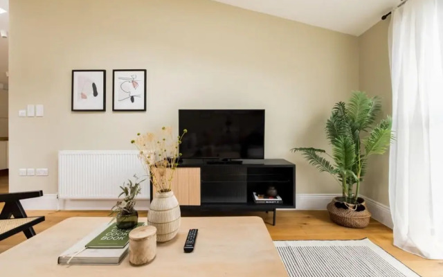 The Tooting Hideout - Dazzling 3bdr Flat With Balcony