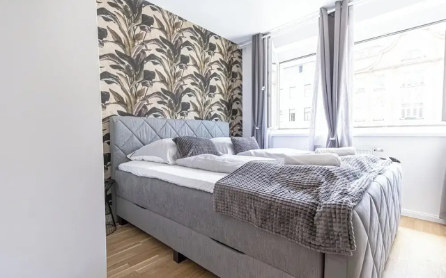 1BR 1LR 9 Min Center King Bed Metro