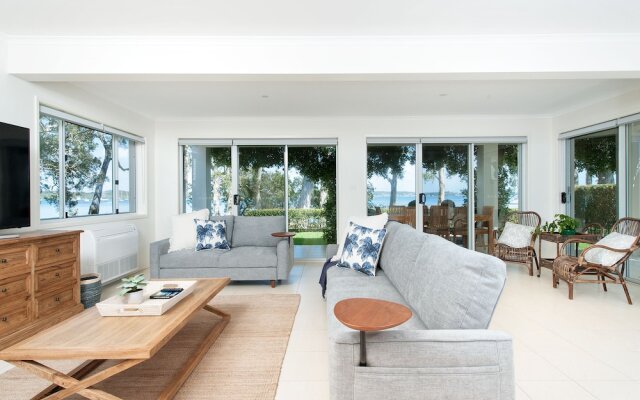 Waterfront Serenity - Luxury home with Grand Views