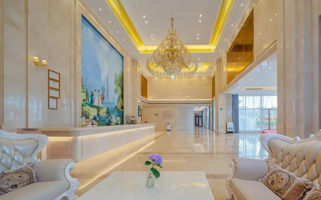 Vienna International Hotel Qishi Center Branch in Dongguan, Guangdong.