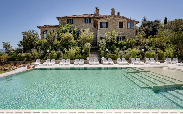 Alluring apartment in Passaggio di Bettona with pool