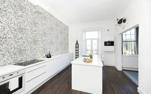 Delightful 3-bed Flat with Parking