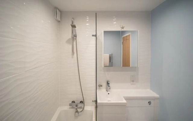 Stunning 2 bed Seaside Apartment With Sea Views