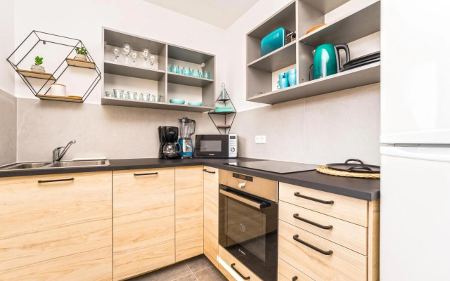 Ocean blue modern apartment for 8