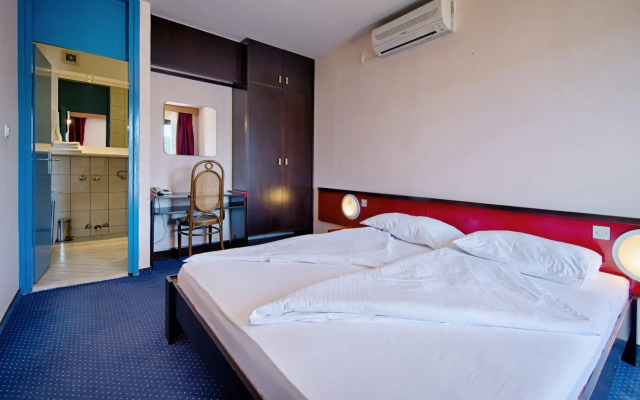 Hotel Issa