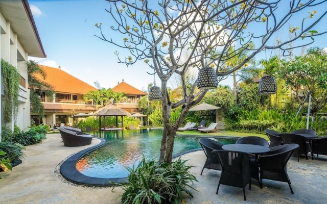 16 bedroom villa river side Legian