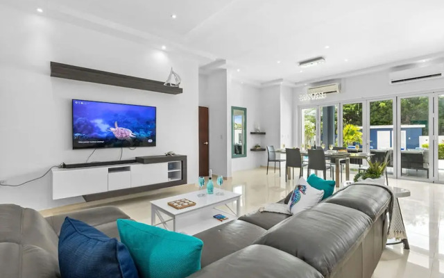 Modern Spacious 4br3ba w Pool Close to Beach
