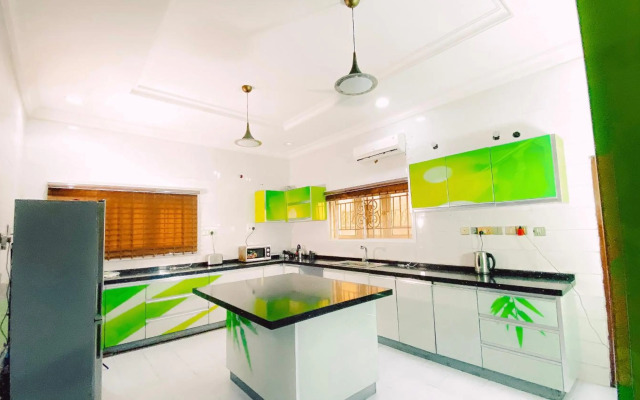 Royal Court Lounge & Boutique Hotel