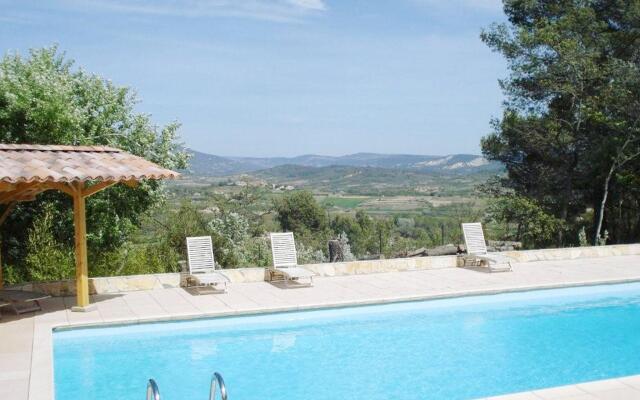 Peaceful Villa in Saint-Saturnin-lès-Apt with Swimming Pool