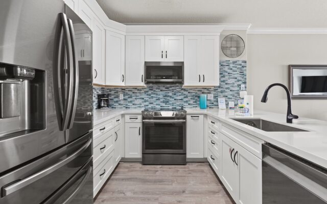 Beautiful Ocean Views! 2-bedroom, 2-bathroom! Resort Pools!