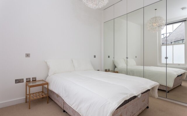 2 Bedroom House in Primrose Hill