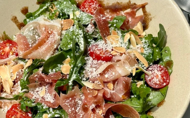 SUNKISS pool.bed.cafe