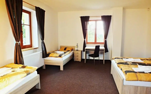 Zámecký Dvůr Černousy