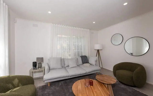 Elegant 2-bedroom House in Prahran w/ Parking!