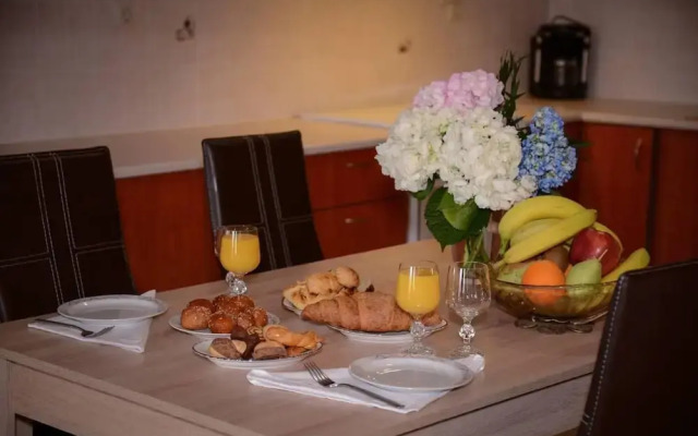 Spotless Apt in the Heart of Sisi