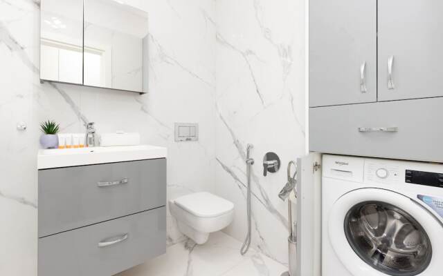 Roomy Apartment Grzybowska219 by Renters