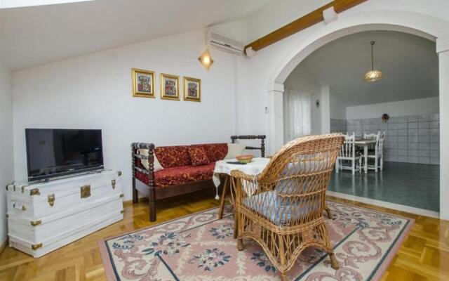 Apartments and rooms Mate1-near sea