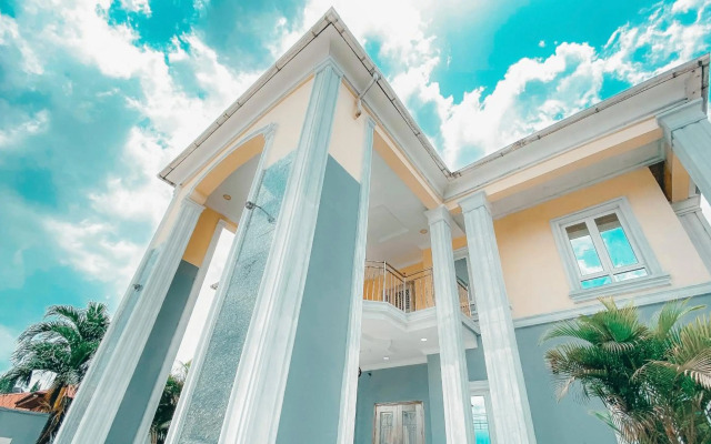 Royal Court Lounge & Boutique Hotel