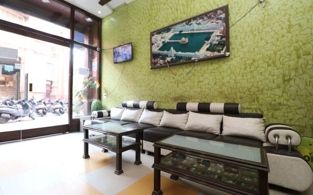 OYO 30100 Lucky Guest House