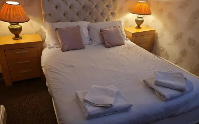 Cheerful 4-bedroom holiday home close to the Sea