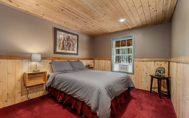 Pine Acres 4 Bedroom Home by NW Comfy Cabins by RedAwning