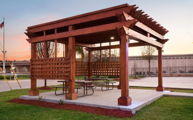 Days Inn & Suites by Wyndham Conroe North