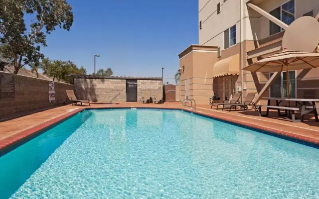 Holiday Inn Express Bakersfield Central
