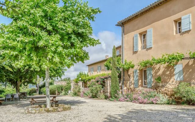 Secluded Holiday Home in Rustrel With Swimming Pool