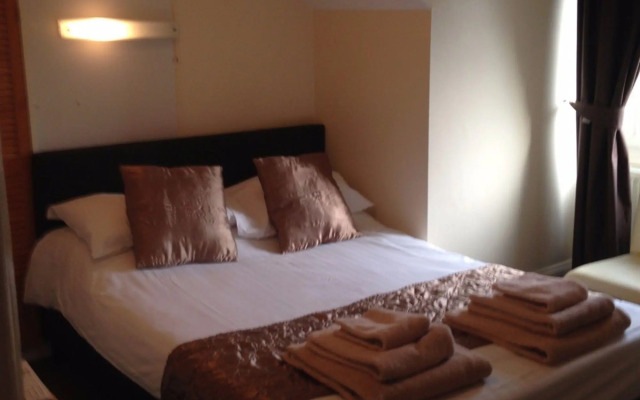 Spindrift Guest House - Adults Only