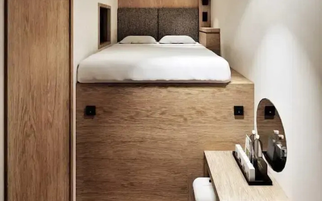 Althia Capsule Quarters