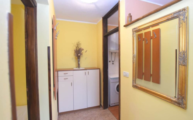 Lovely Apartment With Private Balcony, Pool With Deckchairs, Fenced Garden, bbq - Apartment in Porec - Photo 5