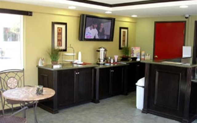 Econo Lodge Inn & Suites West Hollywood