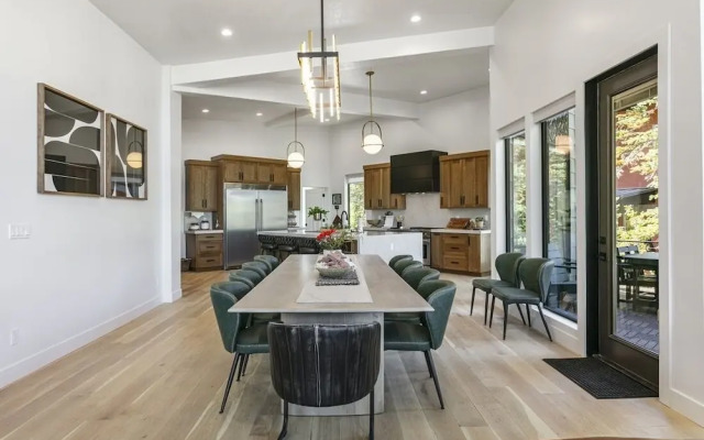 9005A - Luxury Four Bedroom 4 Home