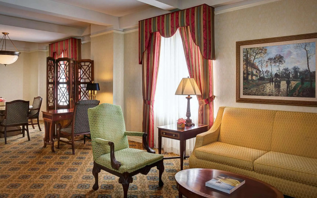 Amway Grand Plaza, Curio Collection by Hilton