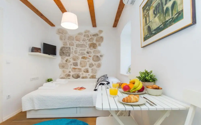 The Walls Studios by Irundo