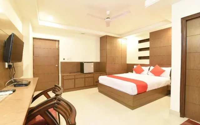 OYO 27830 Hotel Luxury Inn