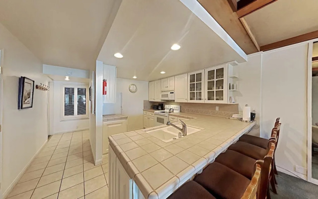 Two Bedroom Units at 1849 Condos With 3 Hot Tubs & Slopeside