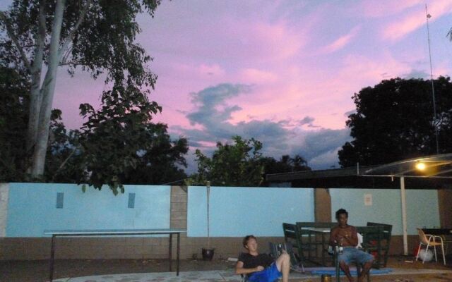 Palm Court Budget Motel Hostel/Backpackers