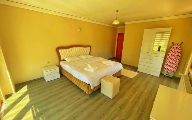 Lustra Garden Suite
