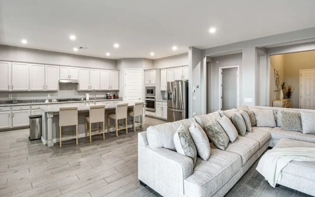 Marana Home w/ Pool Access & Mountain Views!