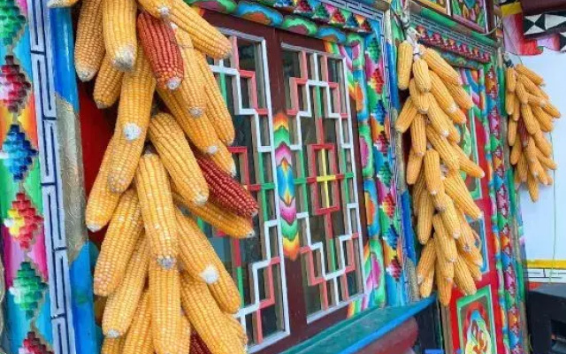 Danba Jiarong Home Village Hotel