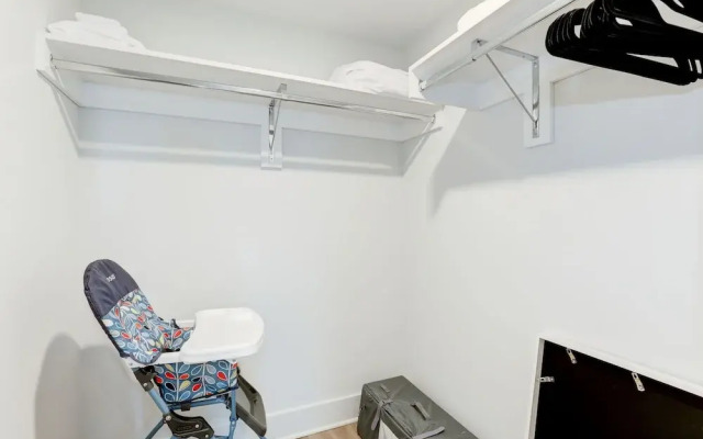 Elegant 2BR Apartment - Minutes to D.C.