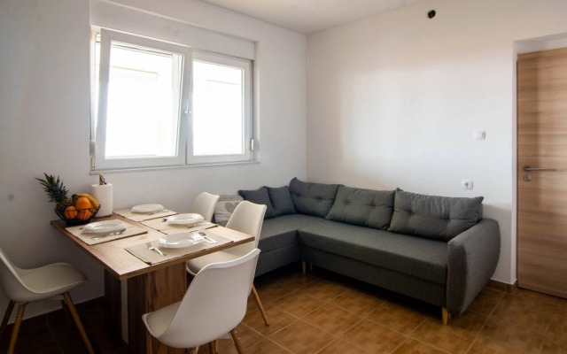 All New Sea View Apartment Moderna